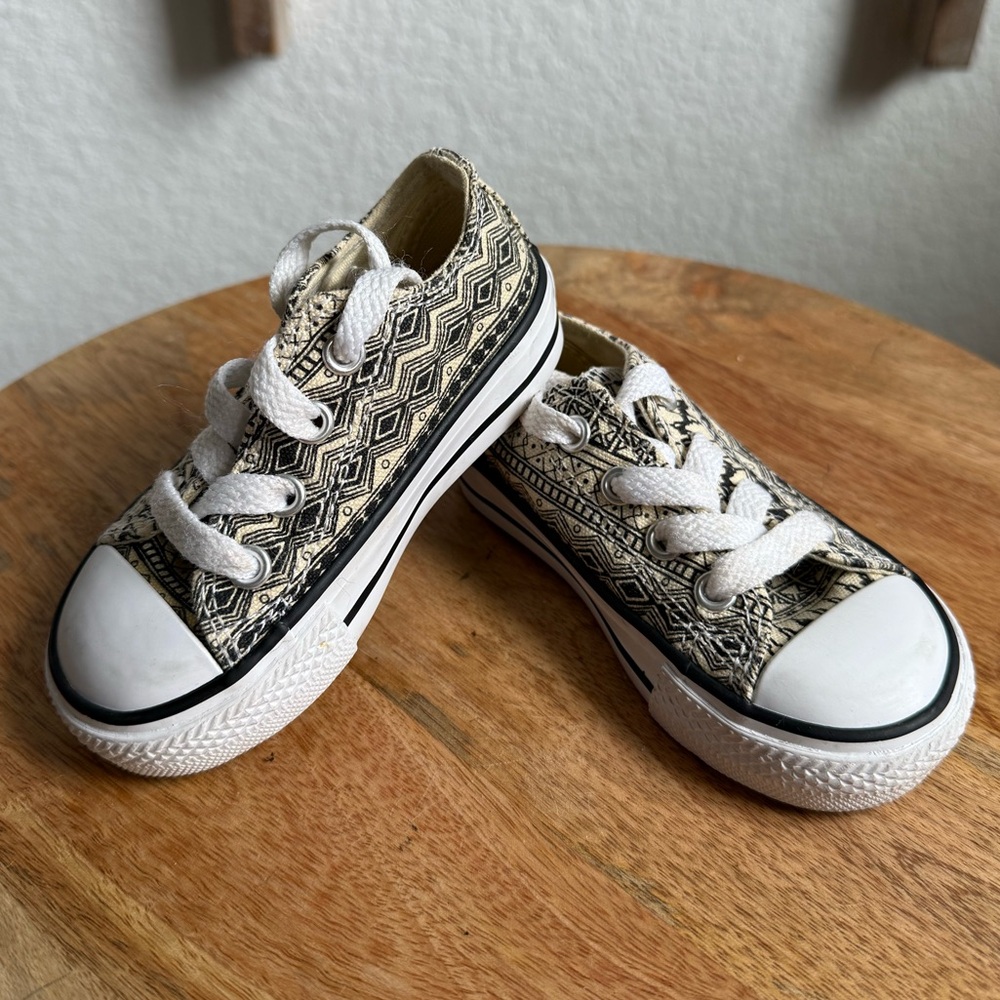 Converse Low Top Chuck Taylors Geo Aztec Pattern toddler sz: 5